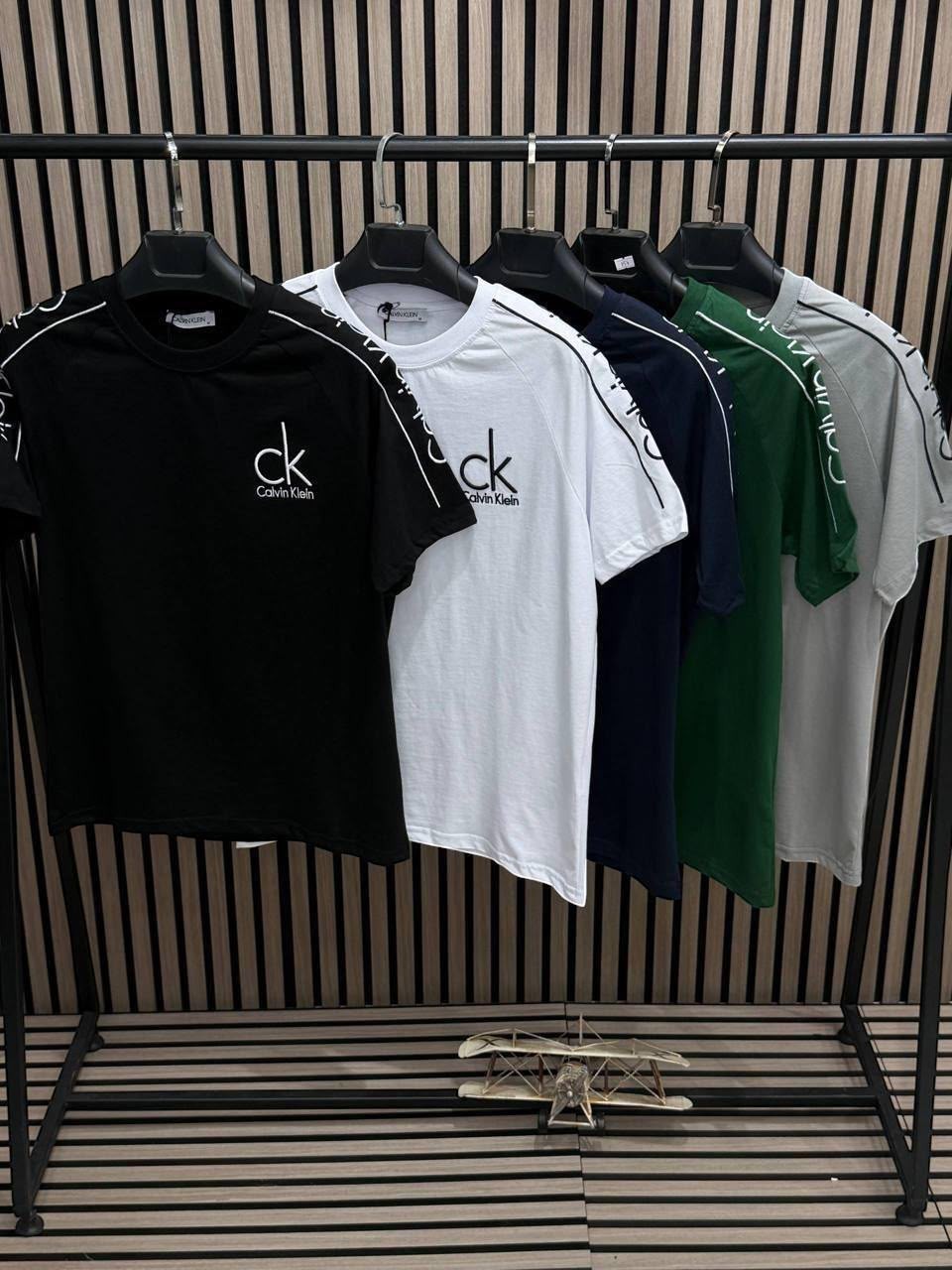 CHORD EMPIRE Calvin Klein marka, kolları şerit detaylı, farklı renk seçeneklerine sahip kısa kollu pamuklu tişörtler