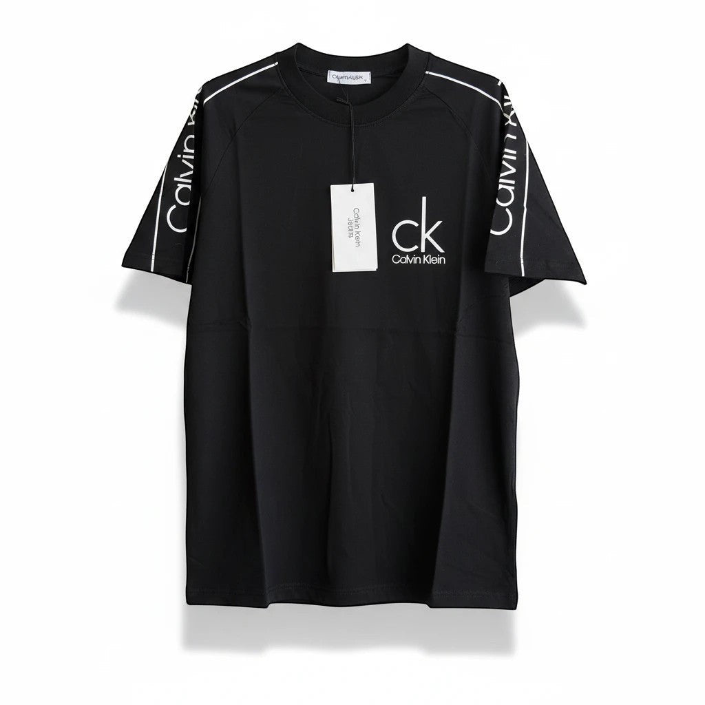 CHORD EMPIRE Calvin Klein siyah kısa kollu tişört, göğüste beyaz CK logosu ve kollarda şerit detaylı modern tasarım.