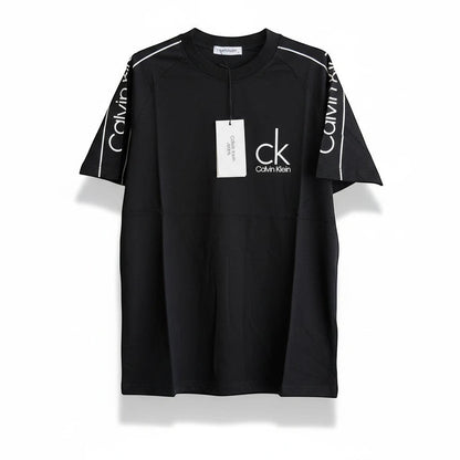 CHORD EMPIRE Calvin Klein siyah kısa kollu tişört, göğüste beyaz CK logosu ve kollarda şerit detaylı modern tasarım.