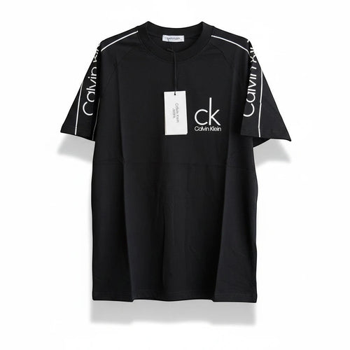 CHORD EMPIRE Calvin Klein siyah kısa kollu tişört, göğüste beyaz CK logosu ve kollarda şerit detaylı modern tasarım.