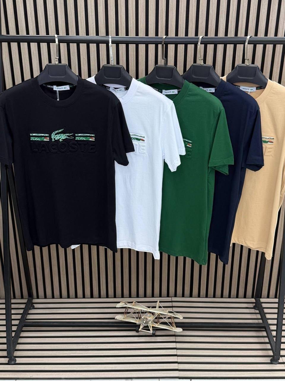CHORD EMPIRE koleksiyonundan farklı renk seçeneklerine sahip, ön kısmında ikonik Lacoste logo baskılı kısa kollu tişörtler
