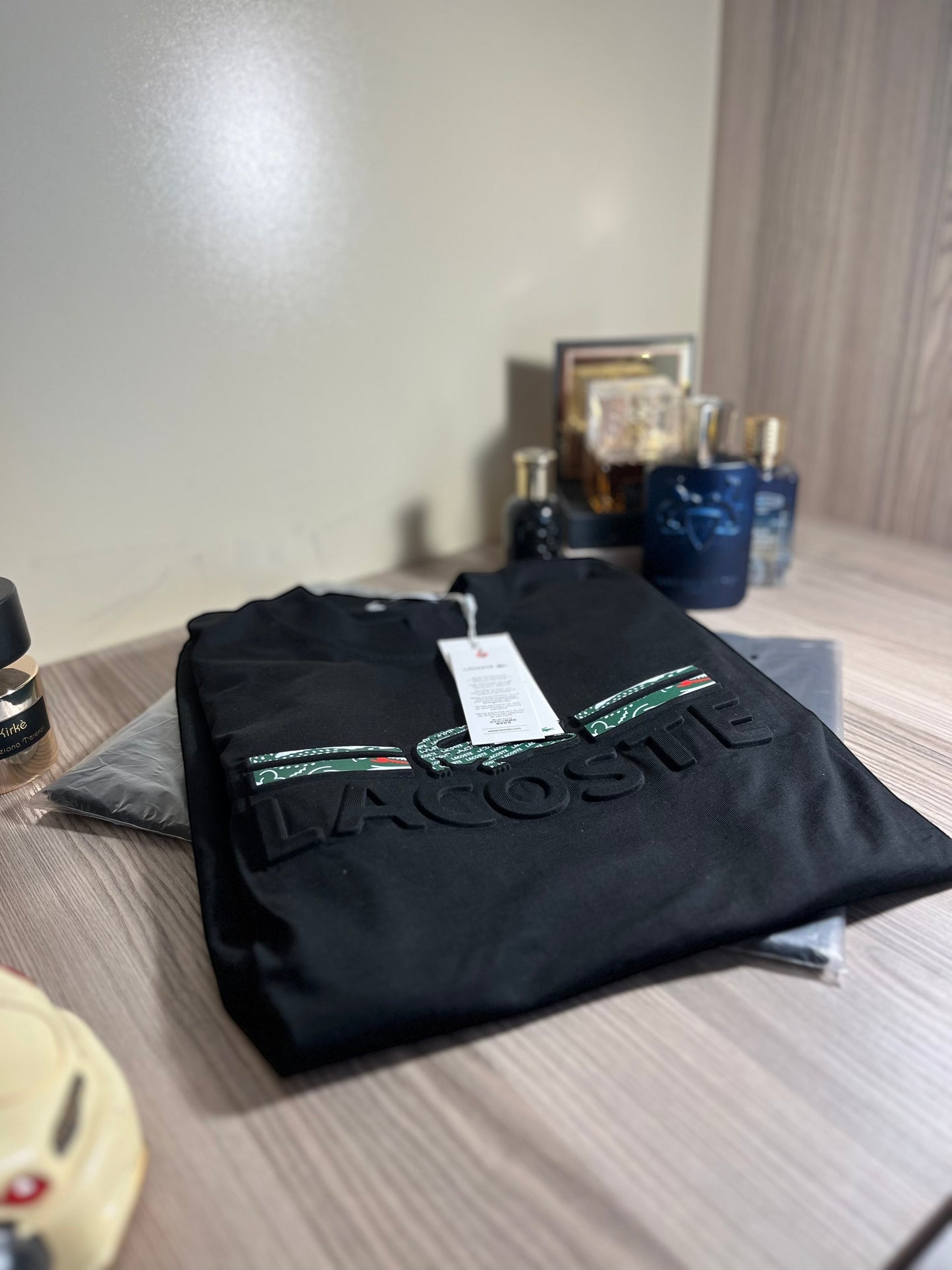 CHORD EMPIRE Lacoste siyah kısa kollu tişört, ön kısmında kabartmalı ve desenli logo detayı ile şık bir tasarım.