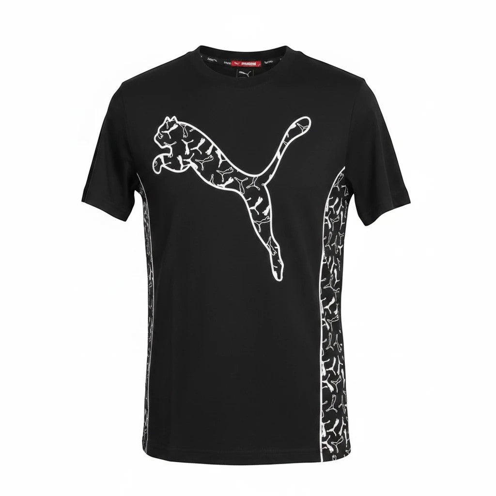 CHORD EMPIRE siyah kısa kollu PUMA tişört, göğüste büyük beyaz desenli logo ve yanlarda dinamik grafik detaylar.