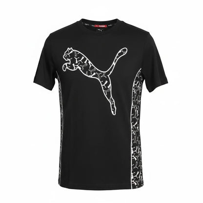 CHORD EMPIRE siyah kısa kollu PUMA tişört, göğüste büyük beyaz desenli logo ve yanlarda dinamik grafik detaylar.