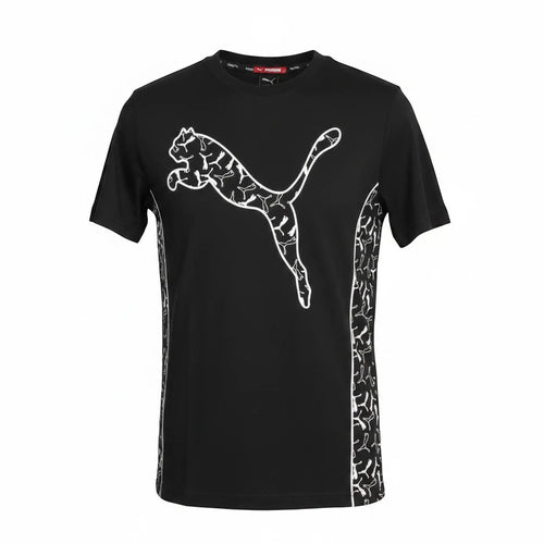 CHORD EMPIRE siyah kısa kollu PUMA tişört, göğüste büyük beyaz desenli logo ve yanlarda dinamik grafik detaylar.